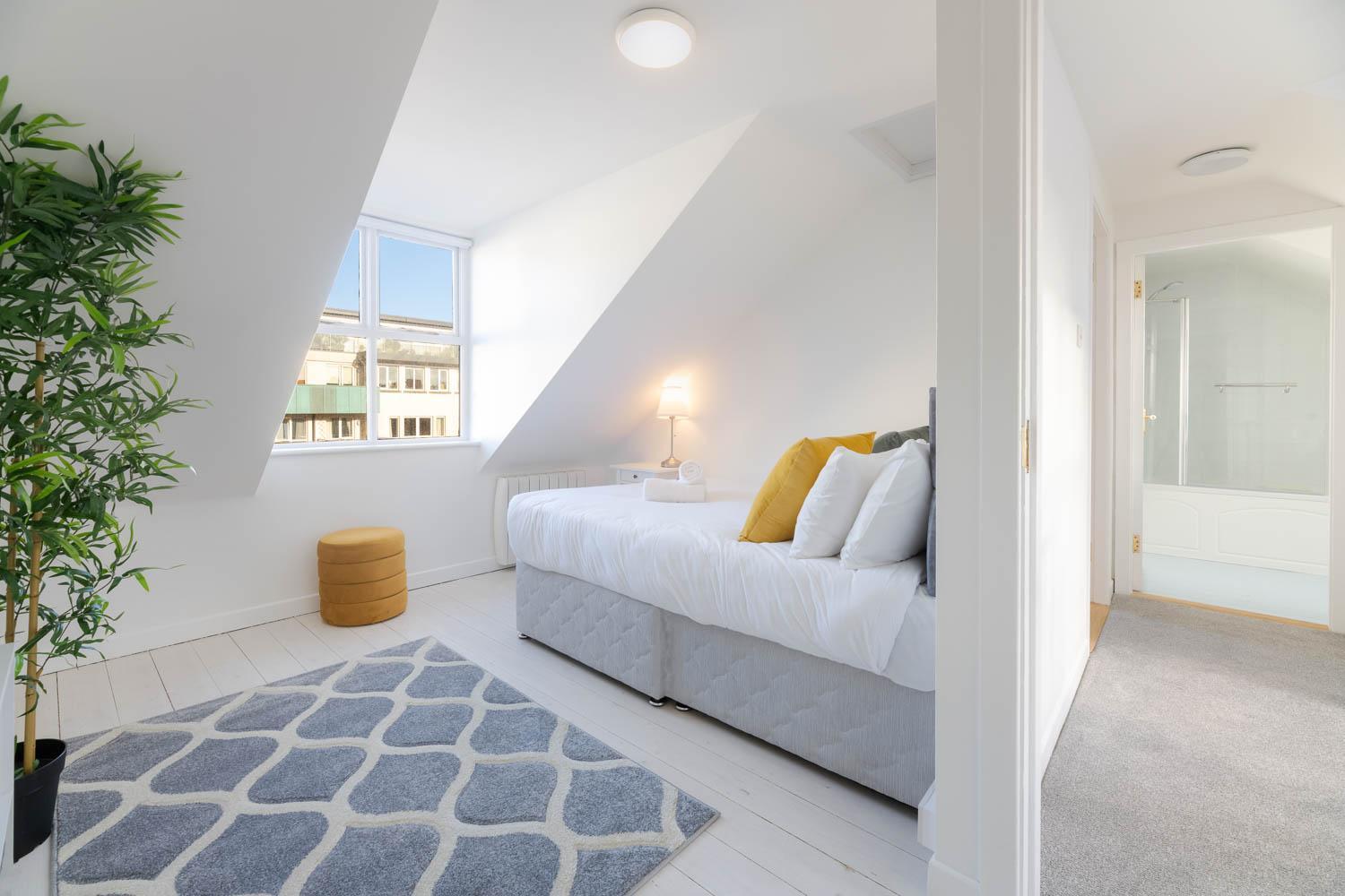 Modern Canal View Home, In City Centre, Sleeps 8 Galway Eksteriør bilde
