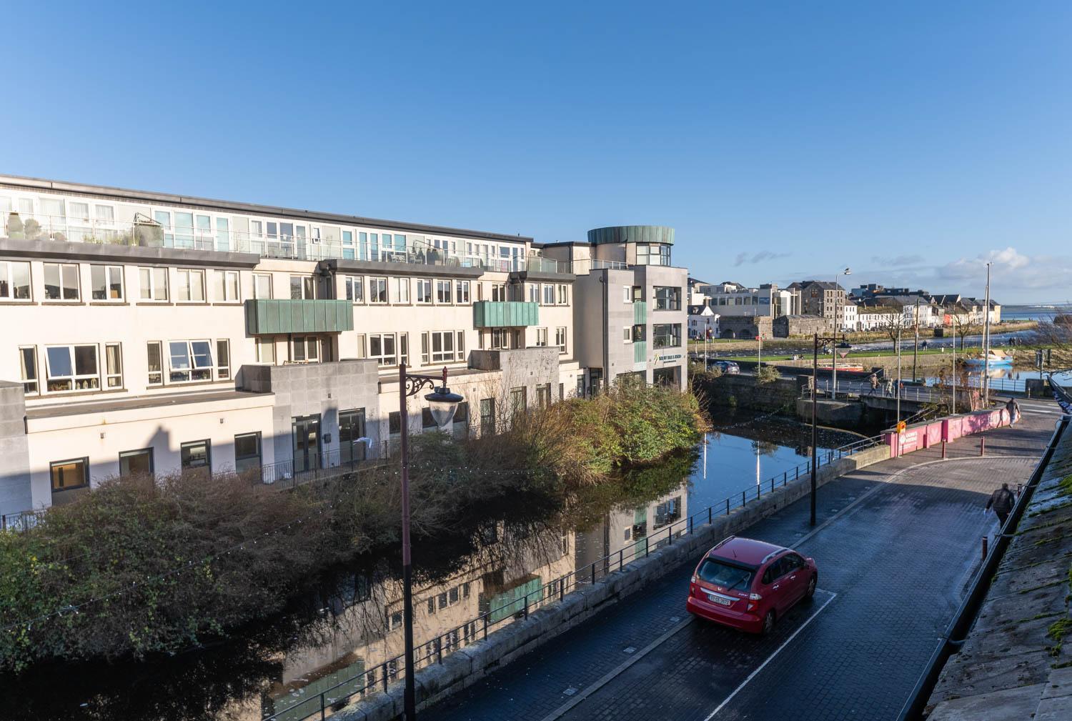 Modern Canal View Home, In City Centre, Sleeps 8 Galway Eksteriør bilde