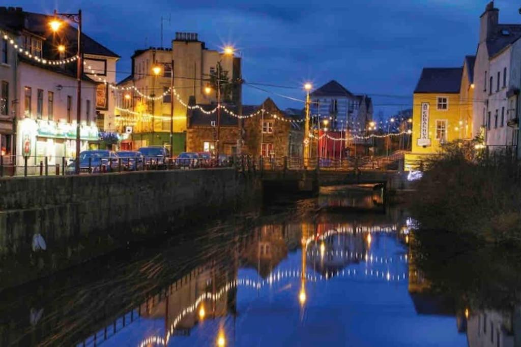 Modern Canal View Home, In City Centre, Sleeps 8 Galway Eksteriør bilde