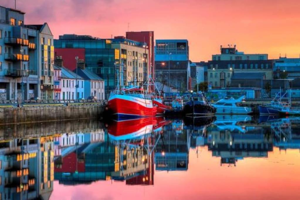 Modern Canal View Home, In City Centre, Sleeps 8 Galway Eksteriør bilde